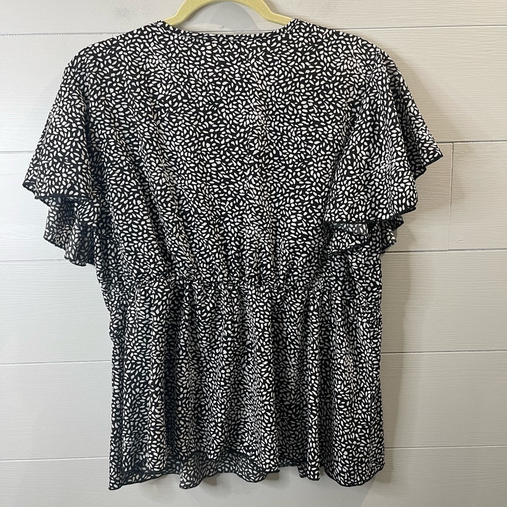 SHEIN Curve | Short Sleeve Black & White Blouse Size 2X - Picture 7 of 8